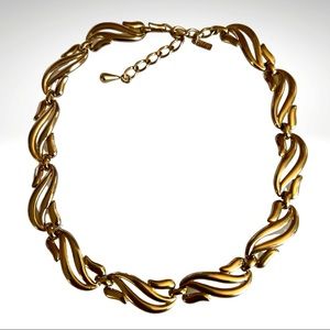 Monet Whirlaire Necklace Chunky Gold Tone with Whirled Links